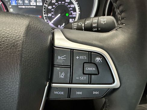 Used 2024 Toyota Highlander XLE AWD/4WD image 37