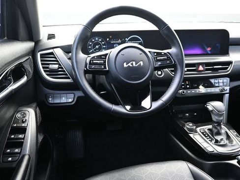 Used 2025 Kia Seltos EX FWD image 17