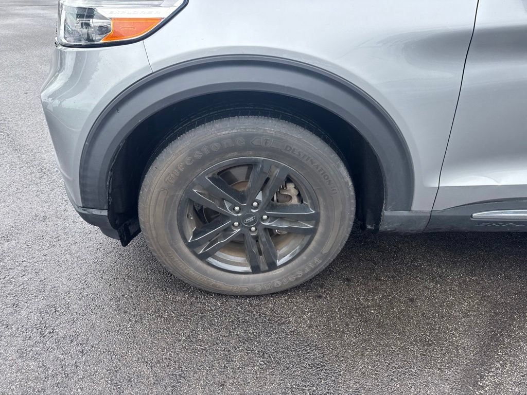 Used 2021 Ford Explorer XLT w/ Equipment Group 202A AWD/4WD image 18