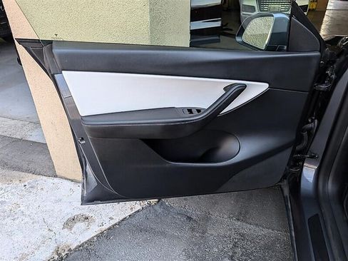 Used 2022 Tesla Model Y Performance AWD/4WD image 18