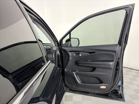 Used 2018 Honda Pilot Touring image 32