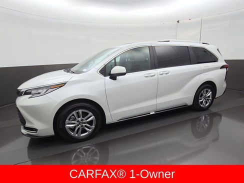 Certified 2025 Toyota Sienna Limited FWD image 3