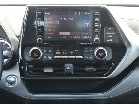 Used 2022 Toyota Highlander LE image 10