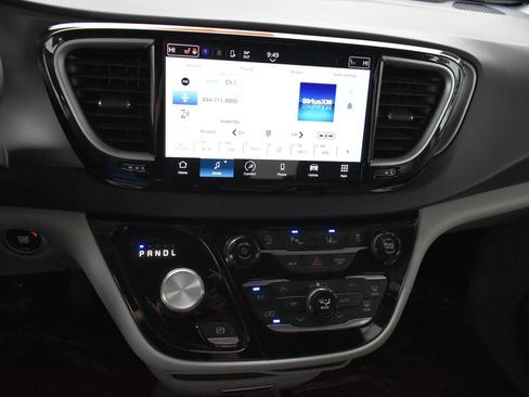 Used 2024 Chrysler Pacifica Touring-L FWD image 25