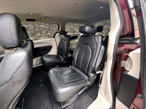 Used 2020 Chrysler Pacifica Touring-L image 23