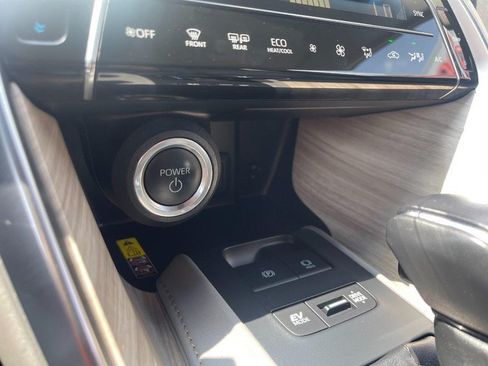 Used 2023 Toyota Venza XLE AWD/4WD image 27