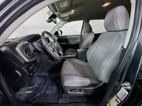 Used 2022 Toyota Tacoma SR5 w/ Technology Package image 12