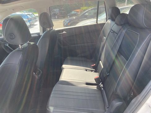 Used 2023 Volkswagen Tiguan SE w/ Panoramic Sunroof Package FWD image 11