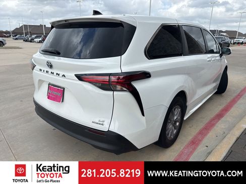 Used 2022 Toyota Sienna LE image 7
