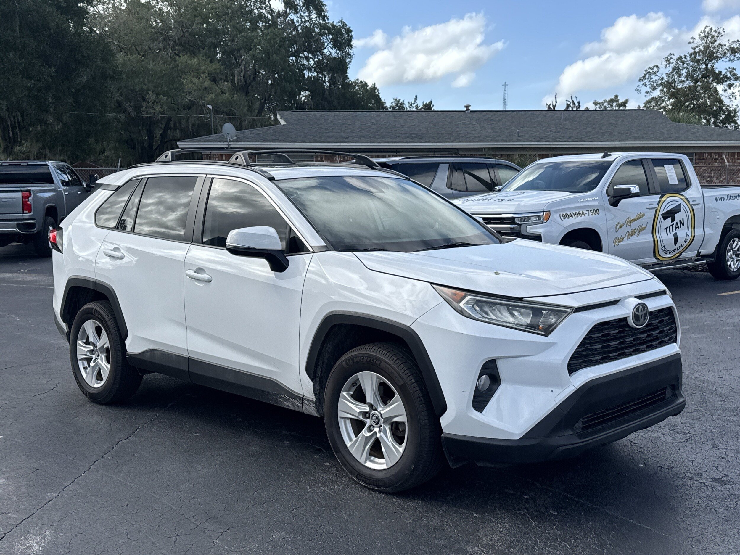 Used 2019 Toyota RAV4 XLE FWD image 2