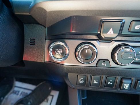 Used 2022 Toyota Tacoma TRD Off-Road w/ TRD Premium Off Road Package AWD/4WD image 25