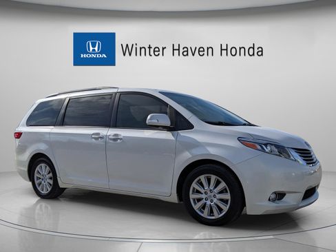 Used 2017 Toyota Sienna Limited image 1