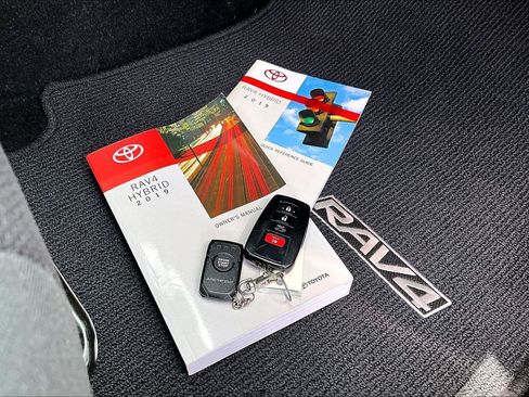 Used 2019 Toyota RAV4 XLE w/ Convenience Package AWD/4WD image 12