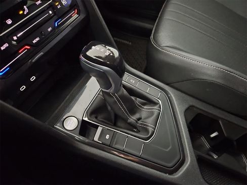 Certified 2022 Volkswagen Tiguan SE image 32