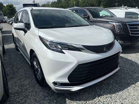 Used 2022 Toyota Sienna XLE FWD image 2