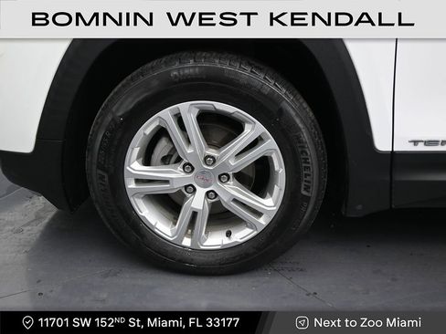 Used 2023 GMC Terrain SLE w/ Driver Convenience Package image 9