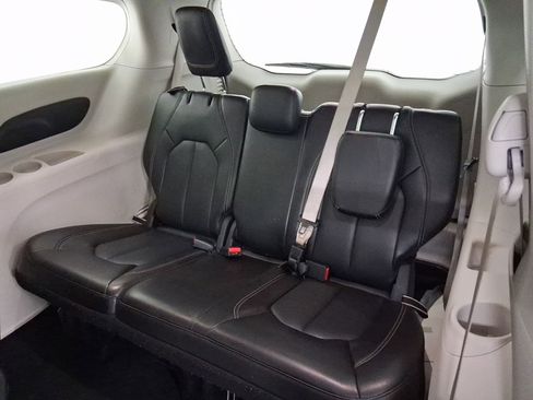 Used 2023 Chrysler Pacifica Touring-L image 25