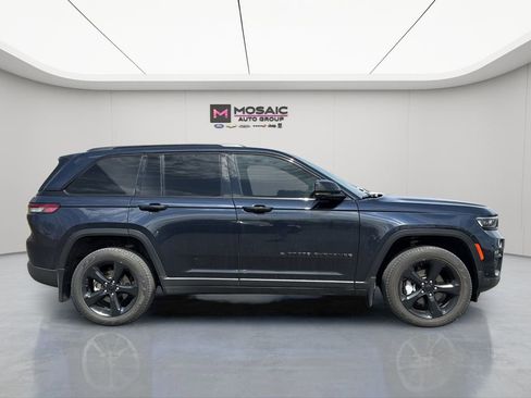 Used 2024 Jeep Grand Cherokee Limited w/ Luxury Tech Group II AWD/4WD image 9