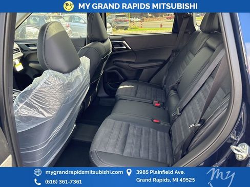 New 2025 Mitsubishi Outlander SE image 12