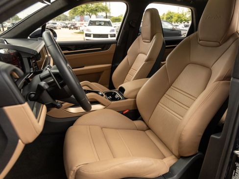 Used 2025 Porsche Cayenne Turbo AWD/4WD image 5