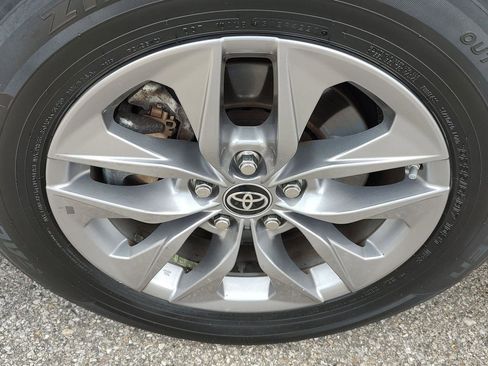 Used 2021 Toyota Sienna XLE image 32