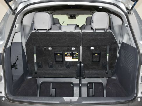 Used 2024 Toyota Sienna LE FWD image 30