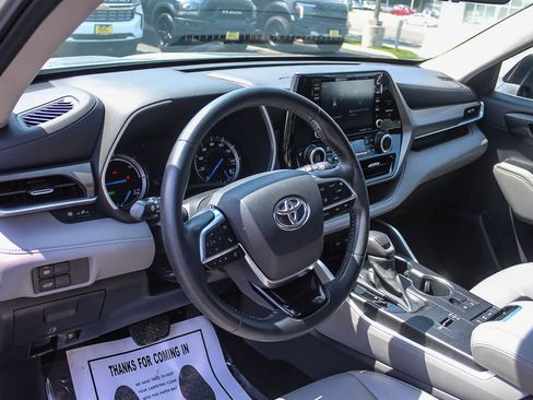 Used 2021 Toyota Highlander XLE AWD/4WD image 24