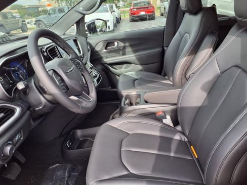 New 2026 Chrysler Voyager LX image 8