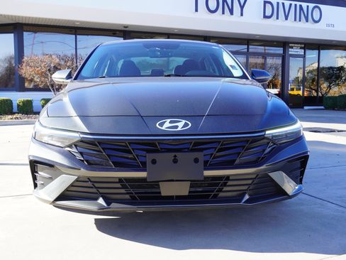 Used 2025 Hyundai Elantra SEL image 3