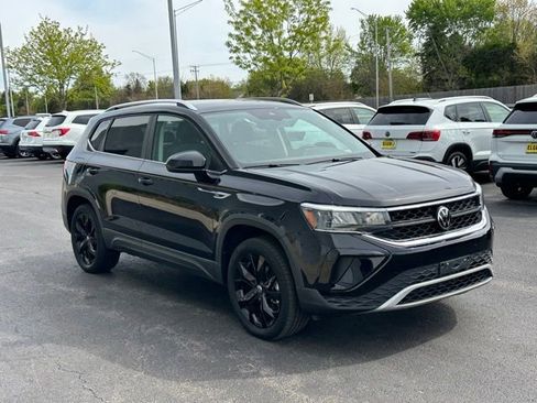 Used 2022 Volkswagen Taos SE w/ Driver Assistance Package AWD/4WD image 3