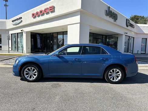 Certified 2022 Chrysler 300 Touring image 9