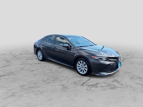Used 2018 Toyota Camry LE w/ Moonroof Package FWD image 2
