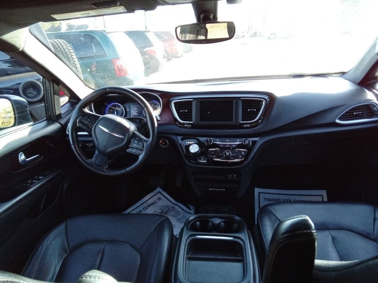 Used 2020 Chrysler Pacifica Touring-L FWD image 6