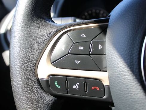 Used 2015 Jeep Renegade Latitude FWD image 40