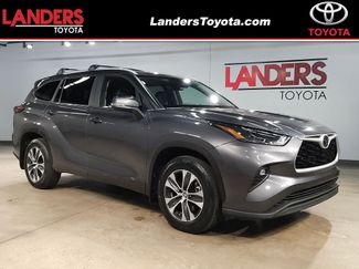 Used 2023 Toyota Highlander XLE AWD/4WD video 1