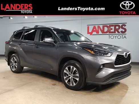 Used 2023 Toyota Highlander XLE AWD/4WD image 1