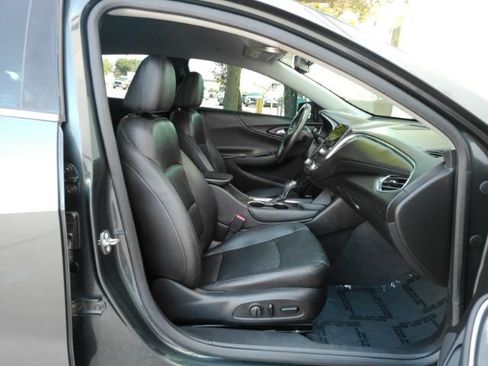 Used 2018 Chevrolet Malibu LT w/ Leather Package FWD image 19