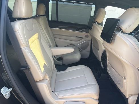Used 2023 Jeep Grand Cherokee L Limited w/ Luxury Tech Group II AWD/4WD image 8
