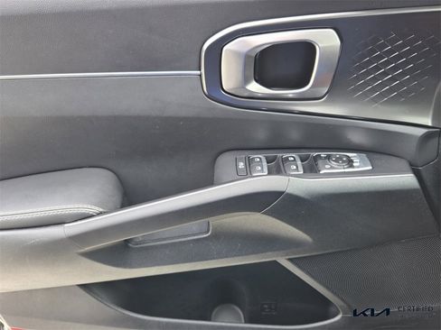 Used 2025 Kia Sorento LX image 31