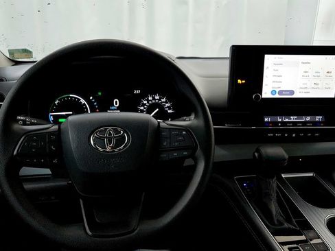 Used 2025 Toyota Sienna LE AWD/4WD image 28