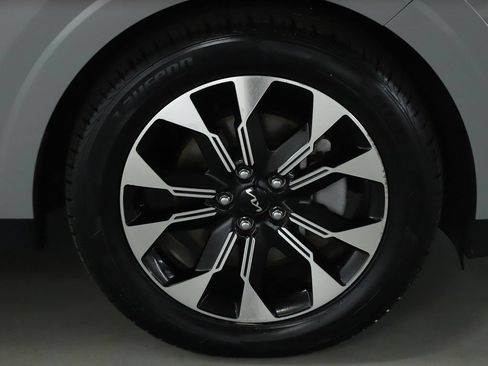 Used 2024 Kia Carnival EX FWD image 10