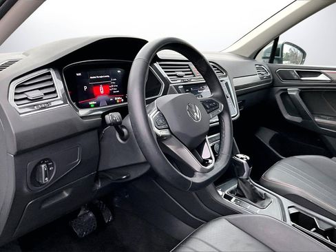 Used 2024 Volkswagen Tiguan SE image 17