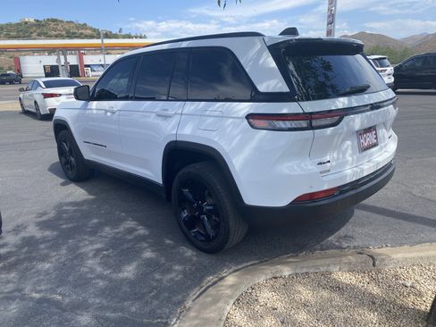 Used 2023 Jeep Grand Cherokee Limited w/ Black Appearance Package AWD/4WD image 2
