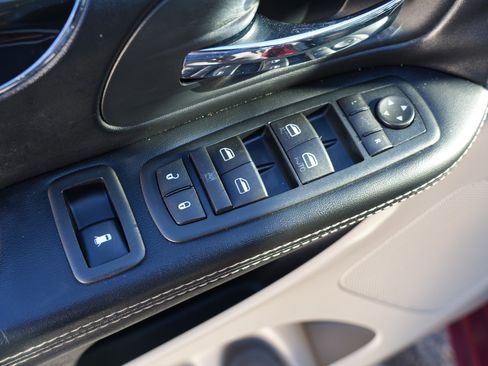 Used 2016 Chrysler Town & Country Limited image 19