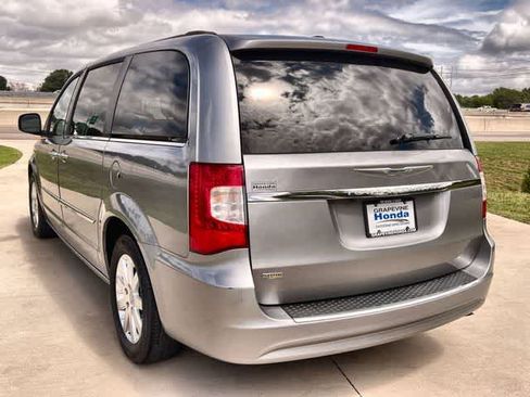 Used 2015 Chrysler Town & Country Touring w/ Driver Convenience Group FWD image 5