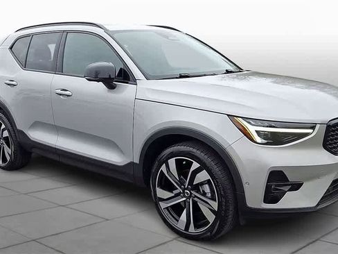 Used 2023 Volvo XC40 B5 Ultimate w/ Protection Package Premier image 2