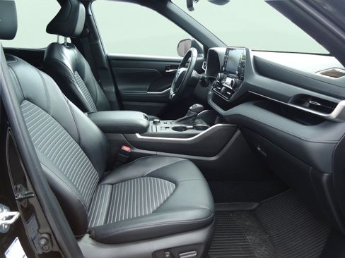 Used 2022 Toyota Highlander XSE AWD/4WD image 28