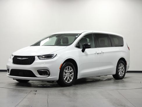 Used 2025 Chrysler Pacifica Select image 8