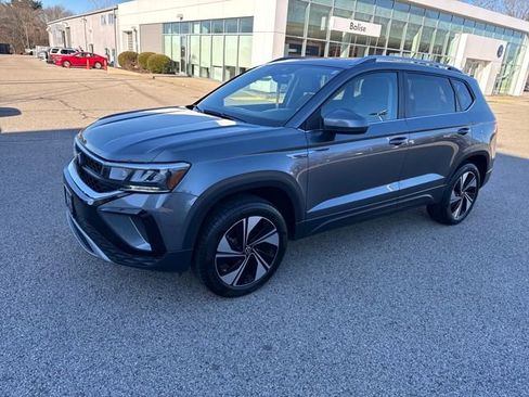 Certified 2023 Volkswagen Taos SE w/ Panoramic Sunroof Package image 3