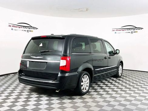 Used 2014 Chrysler Town & Country Touring image 8